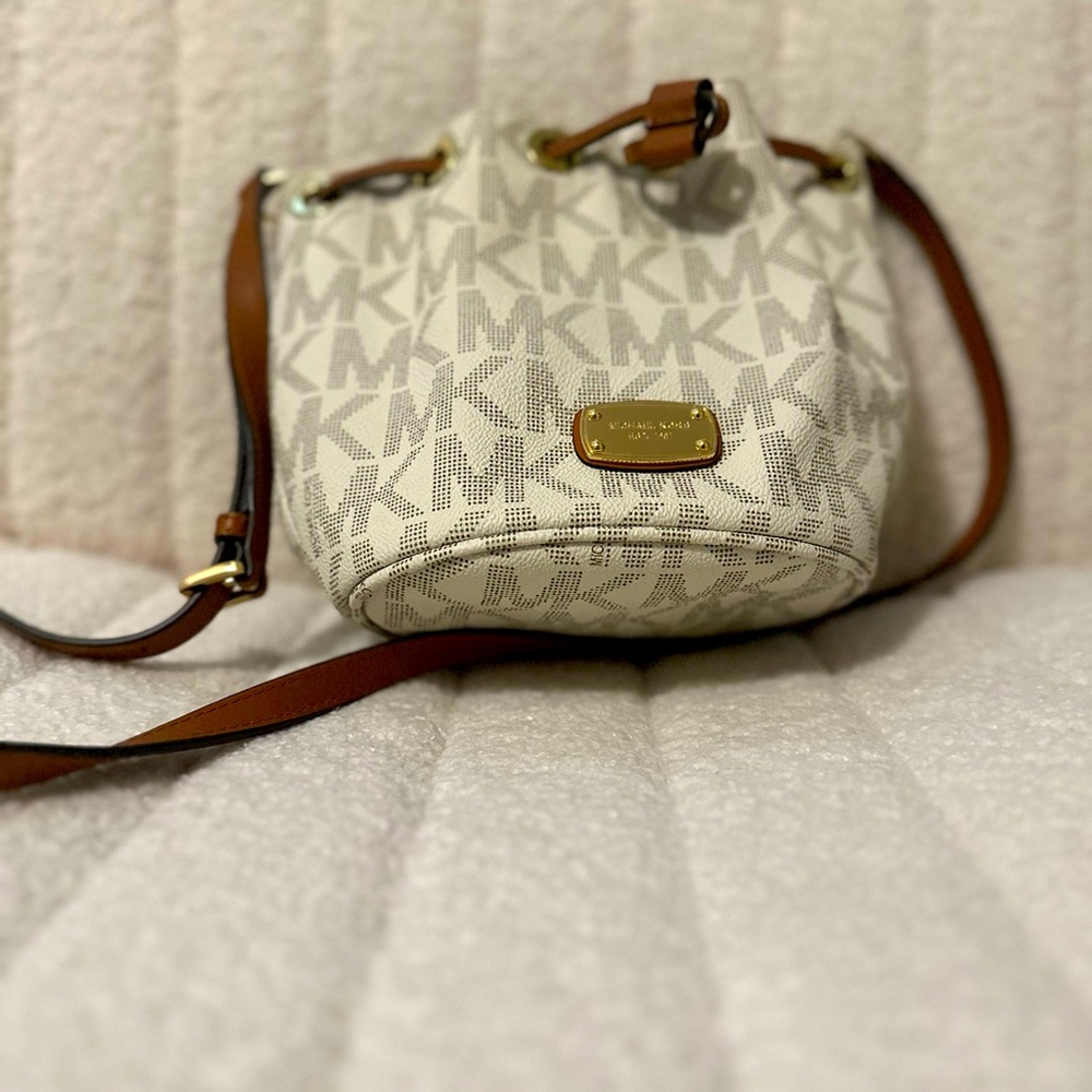 Michael kors white monogram bucket bag